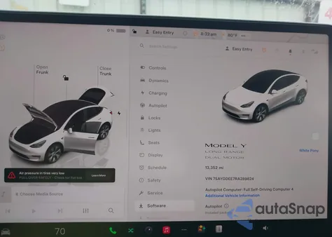 2024 Tesla Model Y Long Range Dual Motor All-Wheel Drive z USA, uszkodzony, nr VIN 7SAYGDEE7RA289824